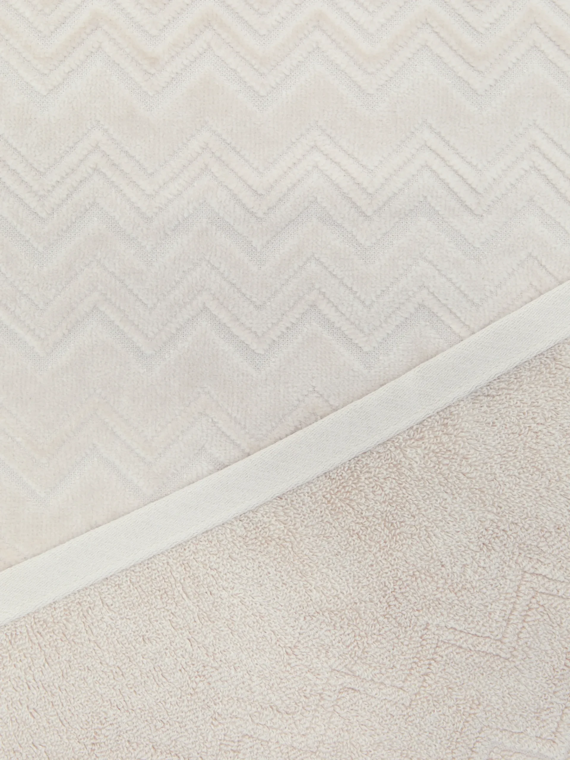 Chalk 2-piece bath towel set in cotton terry with zigzag pattern