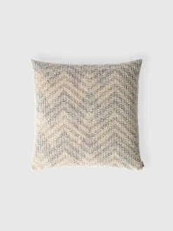 Dynamic bouclé cushion 50x50 cm