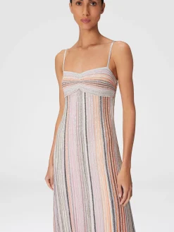 Long sleeveless dress in lamé pleated knit