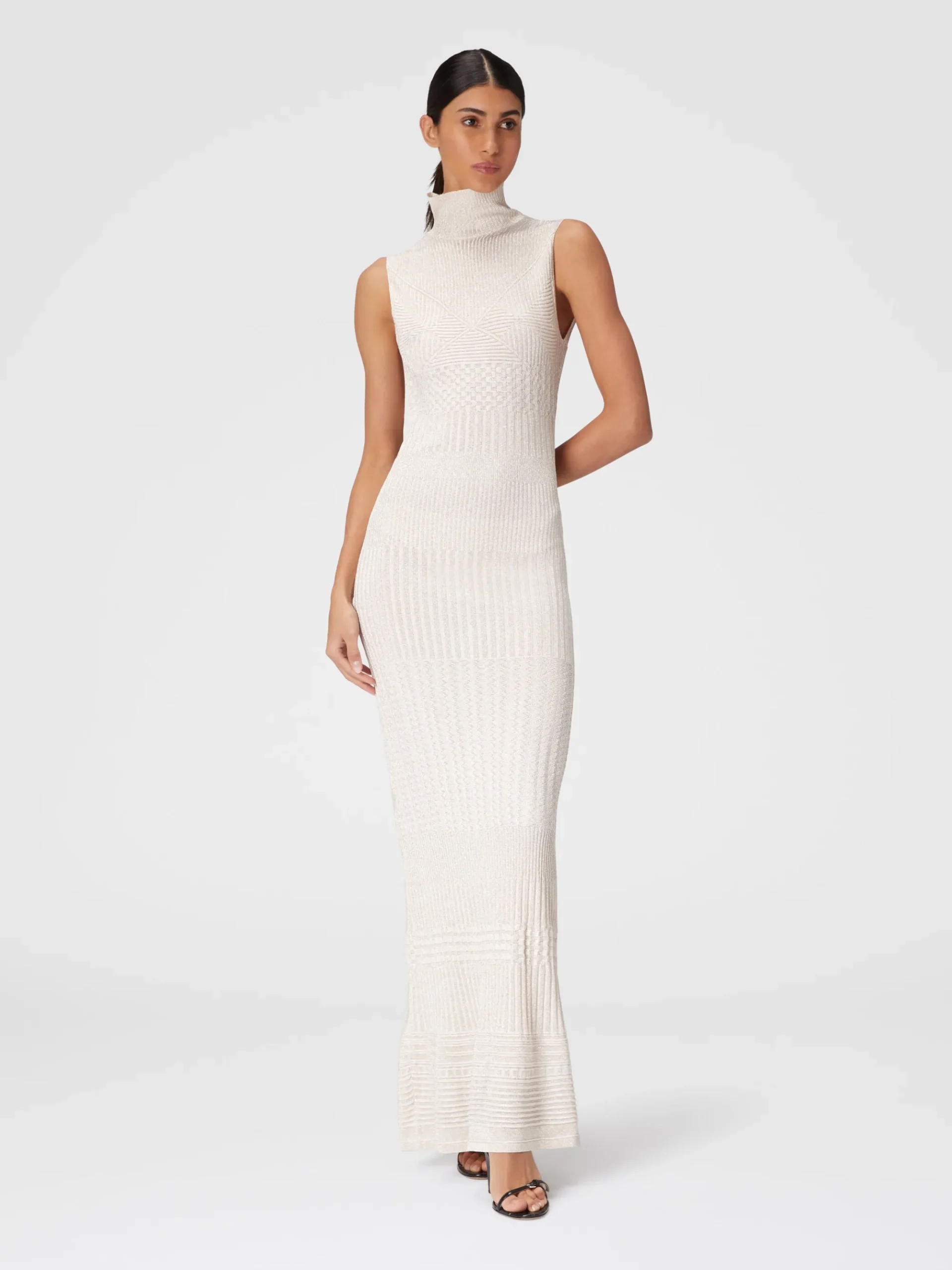 Long sleeveless dress with bare back