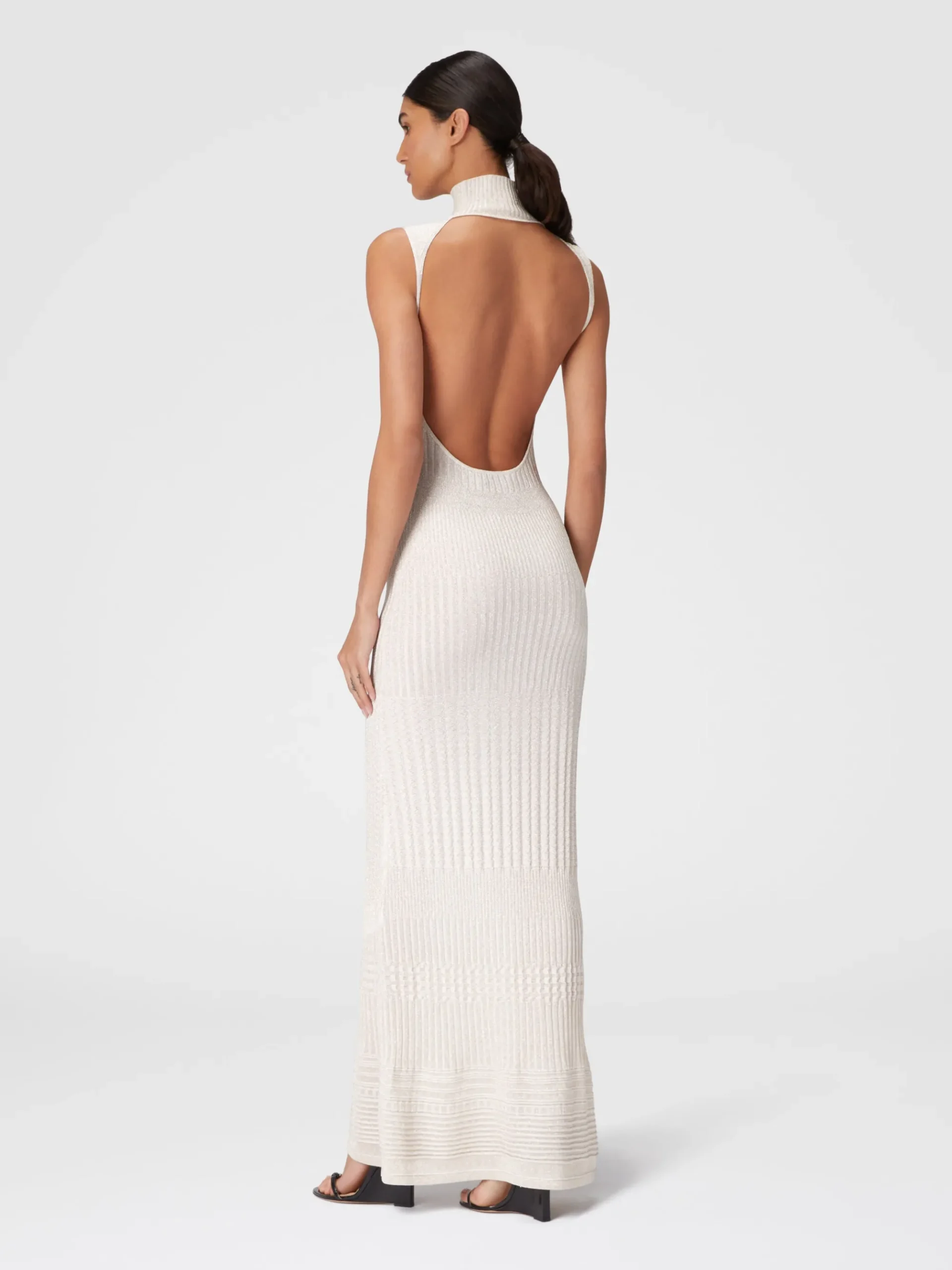 Long sleeveless dress with bare back