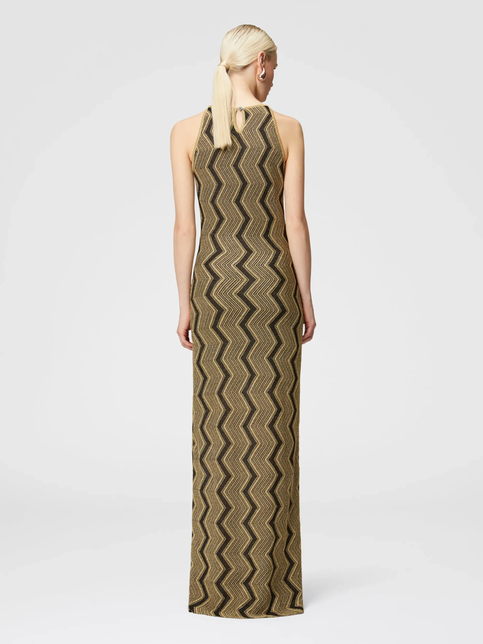 Long sleeveless dress with zigzag lamé pattern