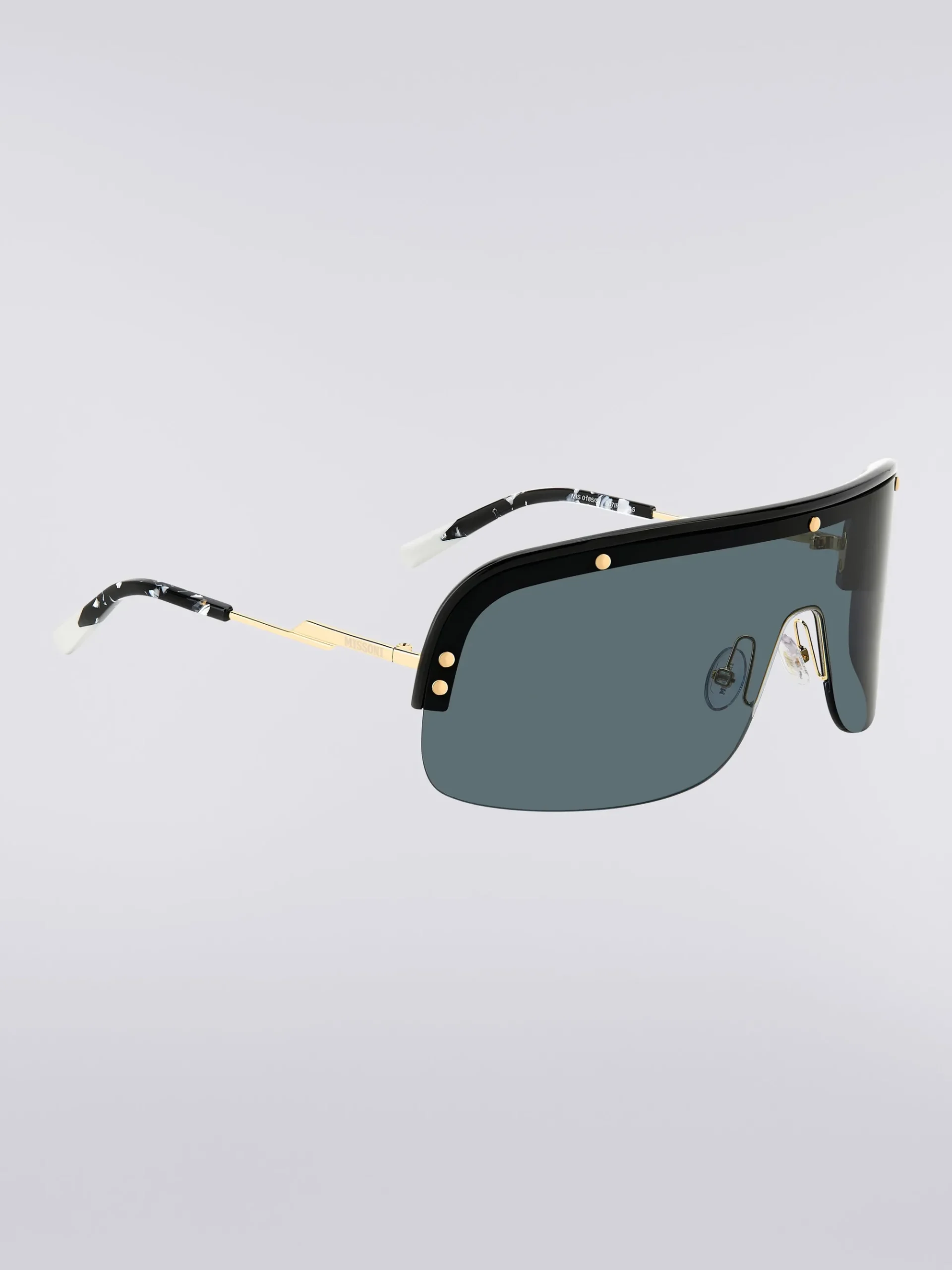 Mask sunglasses with metal temples and acetate tips