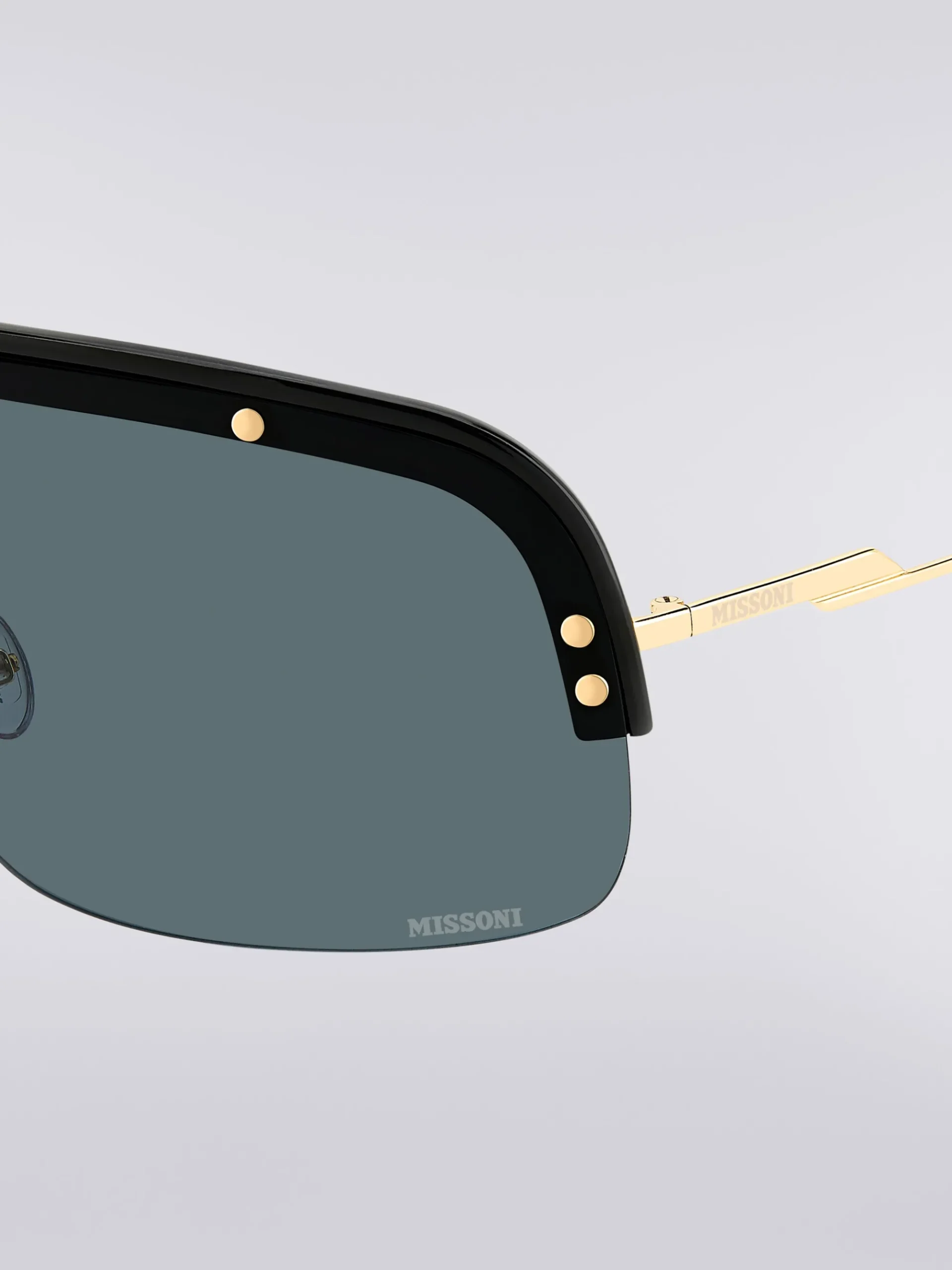 Mask sunglasses with metal temples and acetate tips