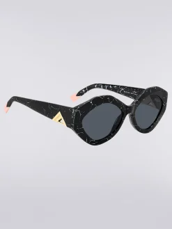 Oval-shaped sunglasses with metal logo application