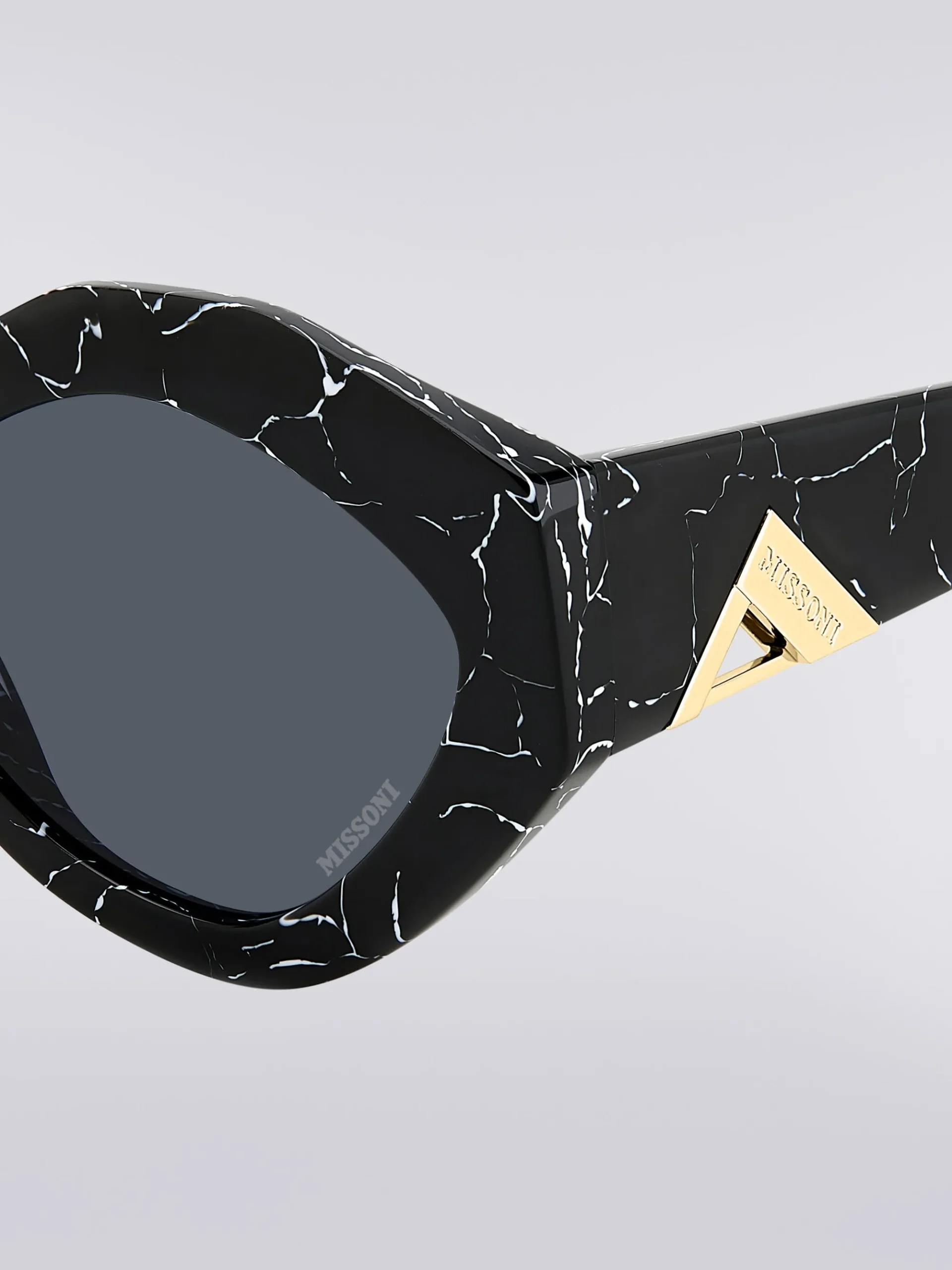 Oval-shaped sunglasses with metal logo application