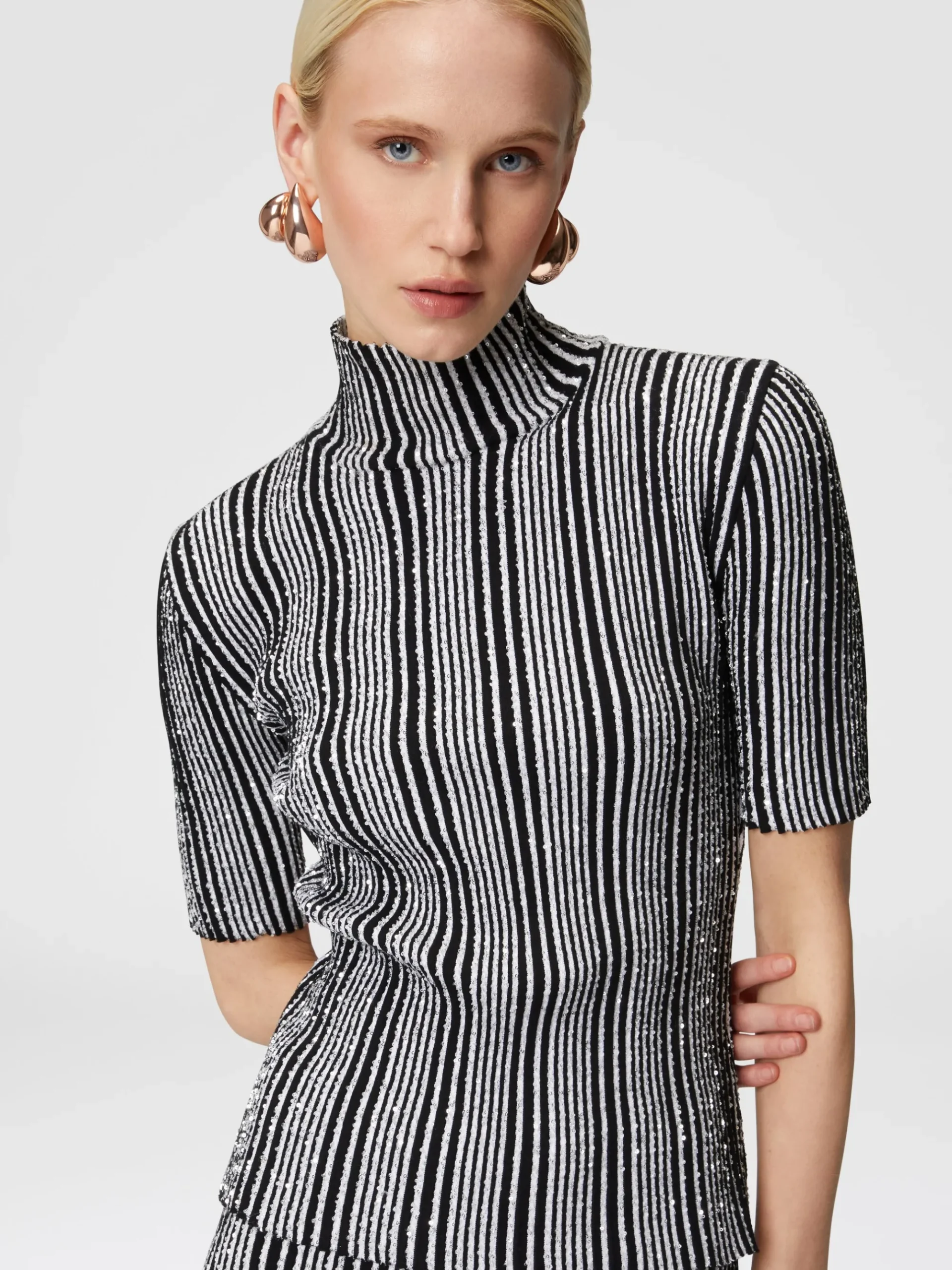Short-sleeved striped turtleneck with sequins