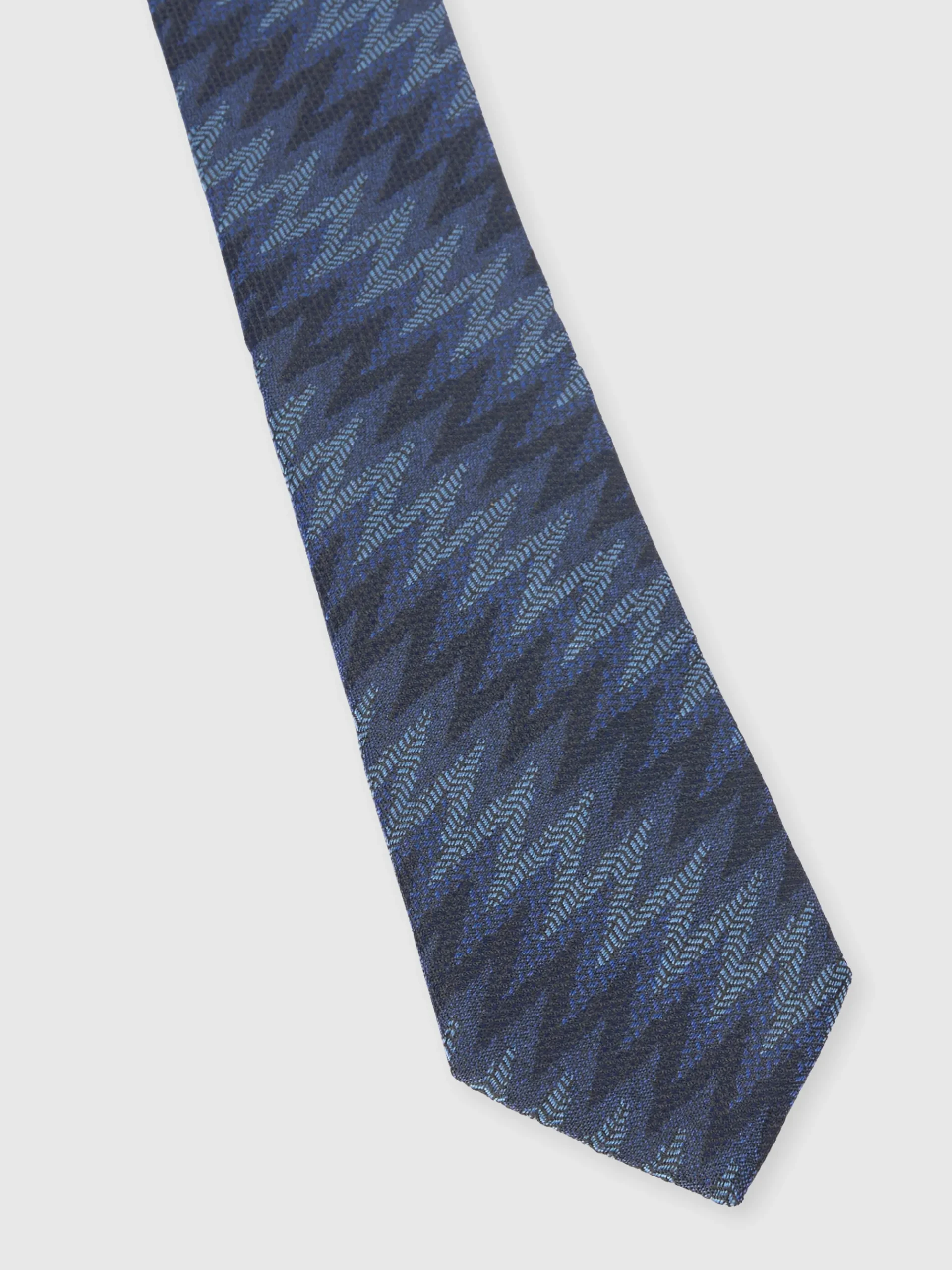 Silk tie with elongated zigzag