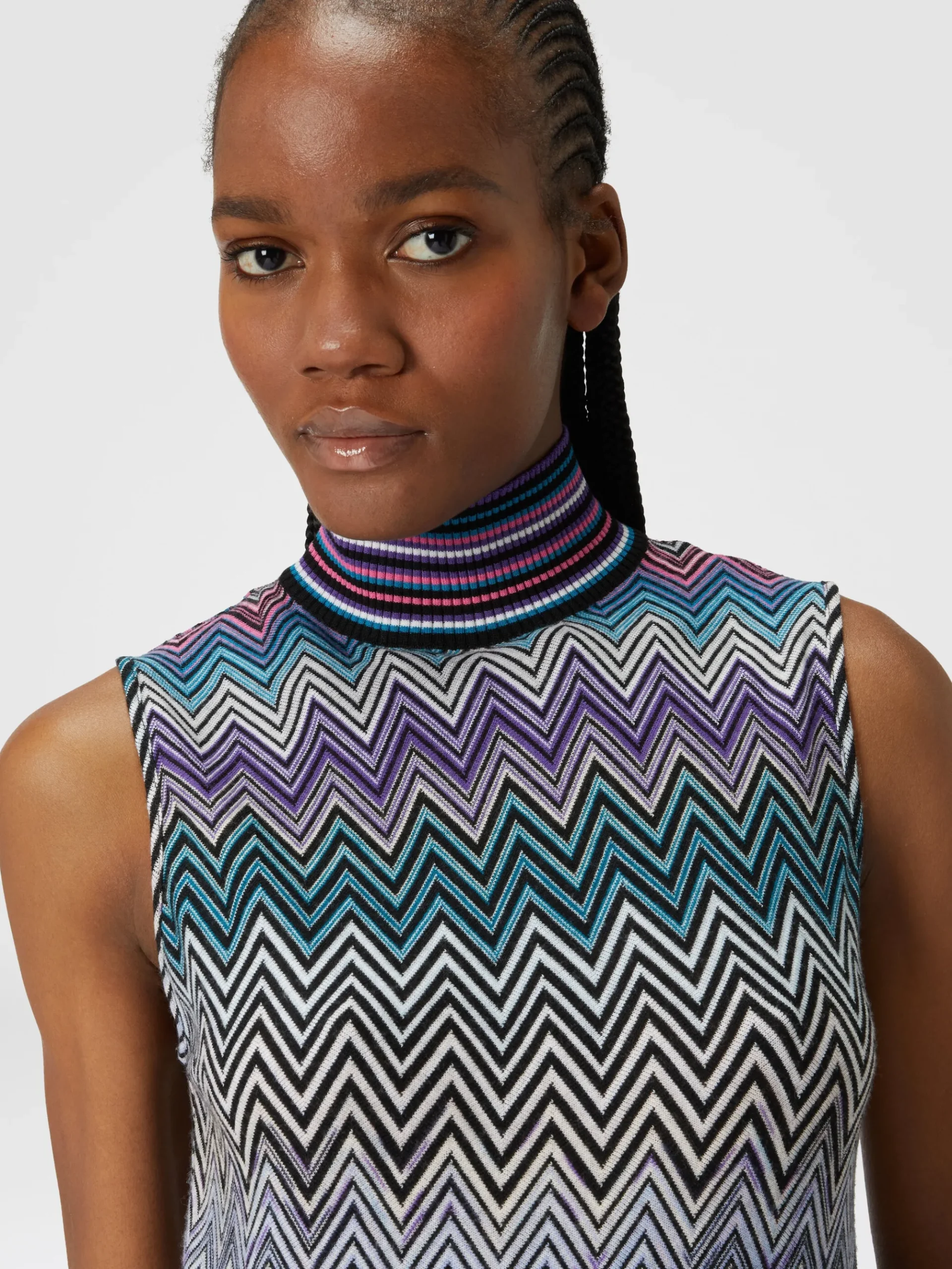 Sleeveless turtleneck top in zig zag wool