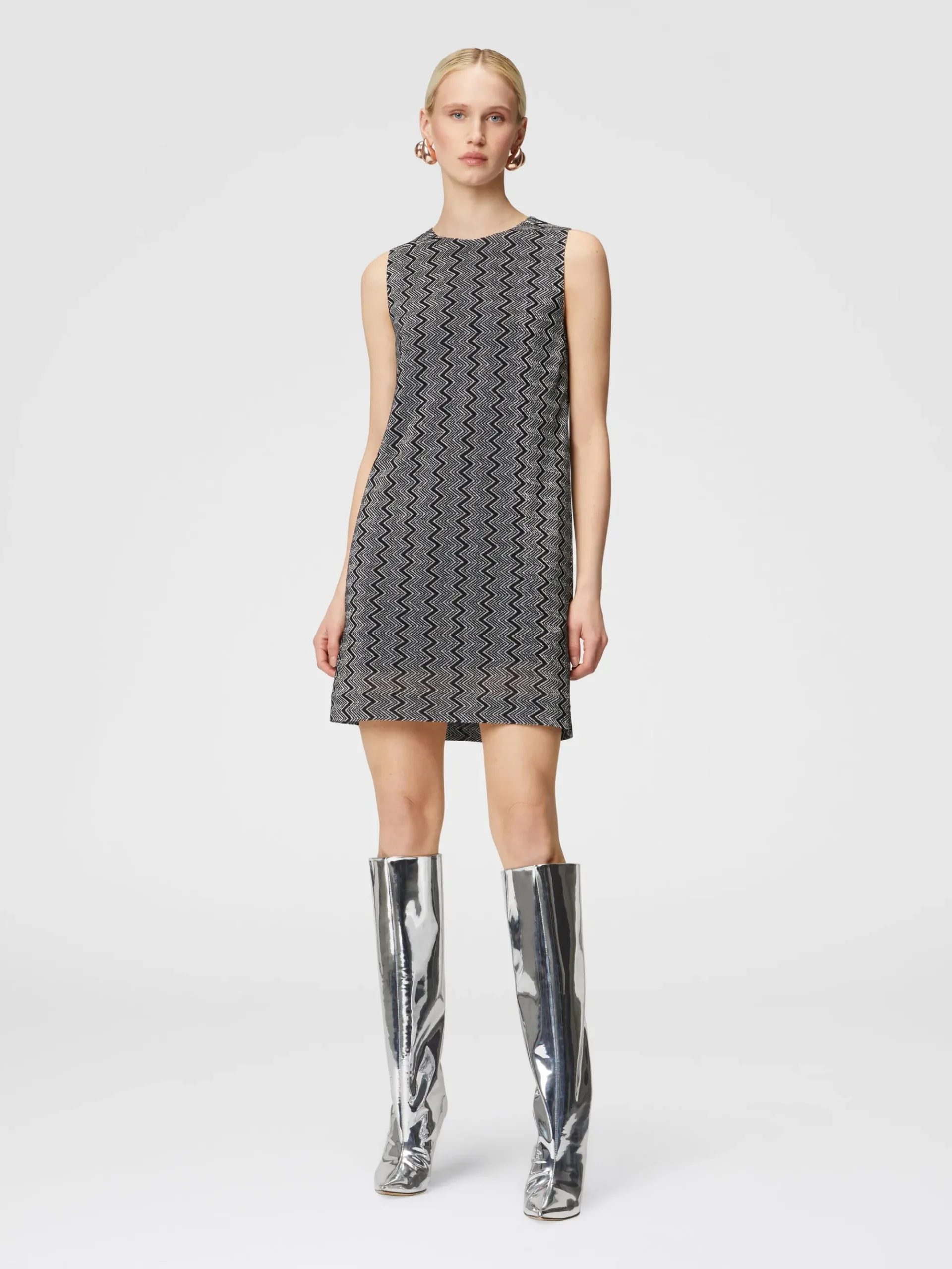 Sleeveless zig zag lamé mini-dress