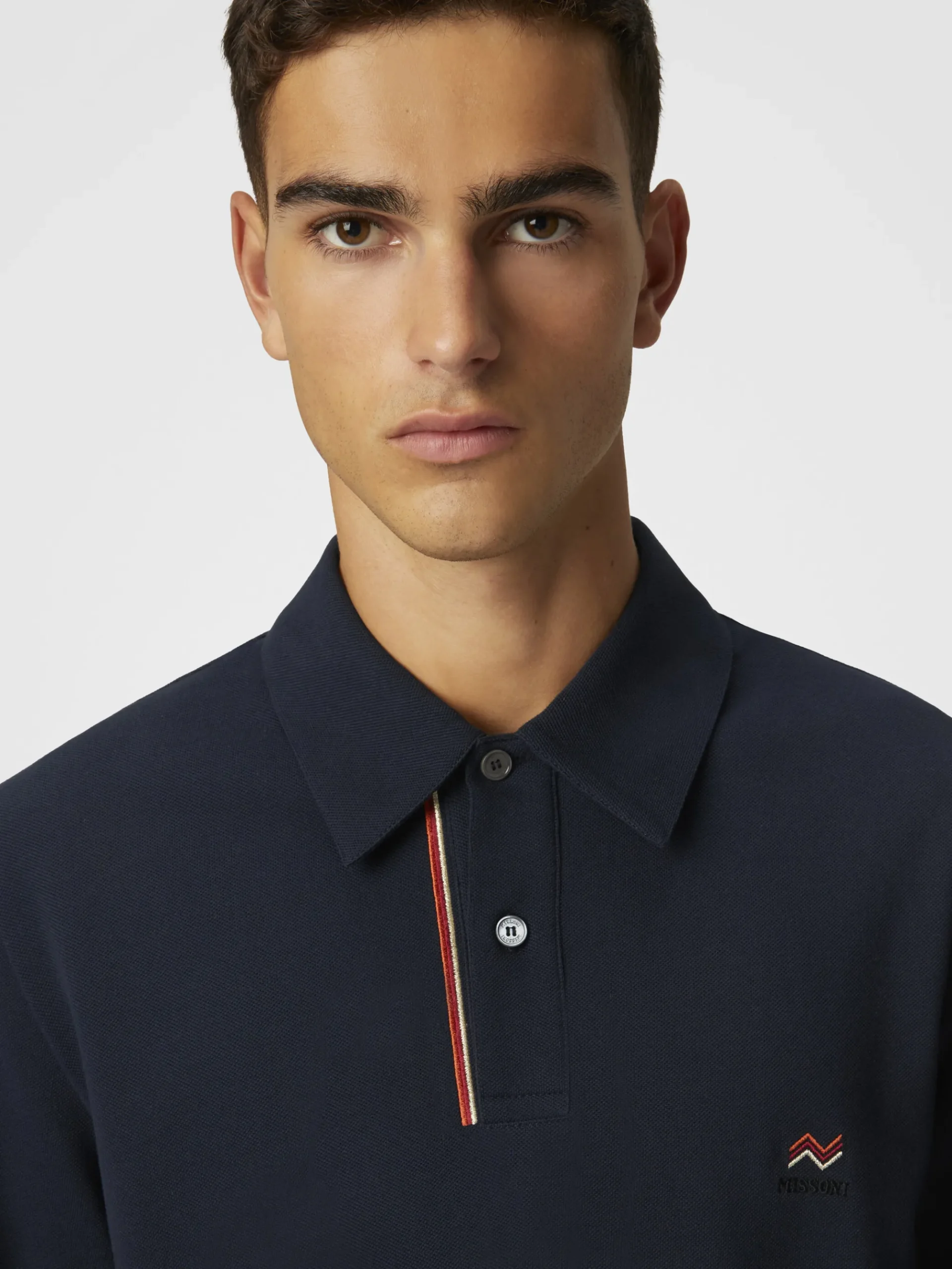 Solid color cotton piqué polo shirt with zigzag embroidery and contrasting detail