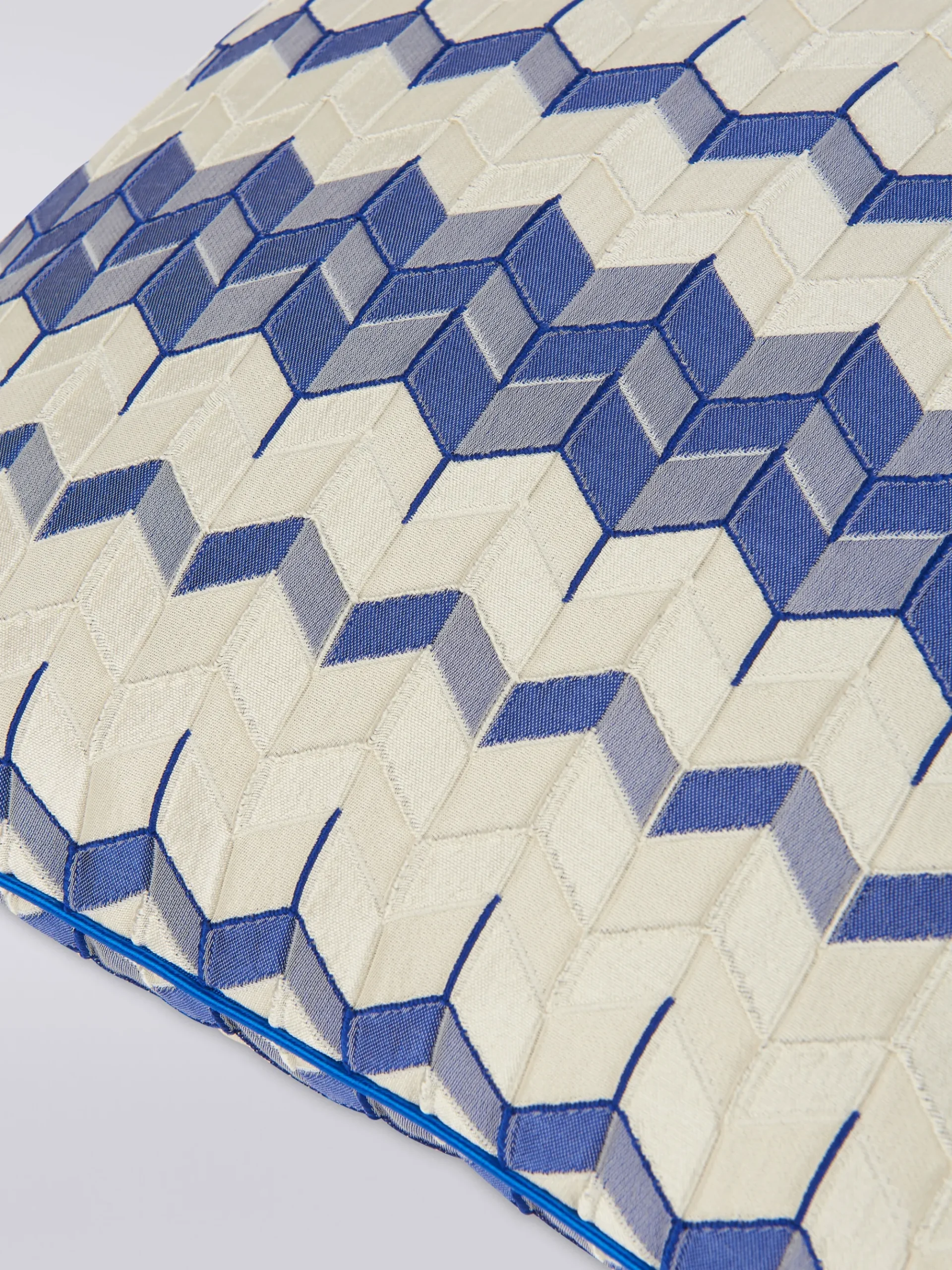 Tread 40x40 cm chevron 3D effect cushion