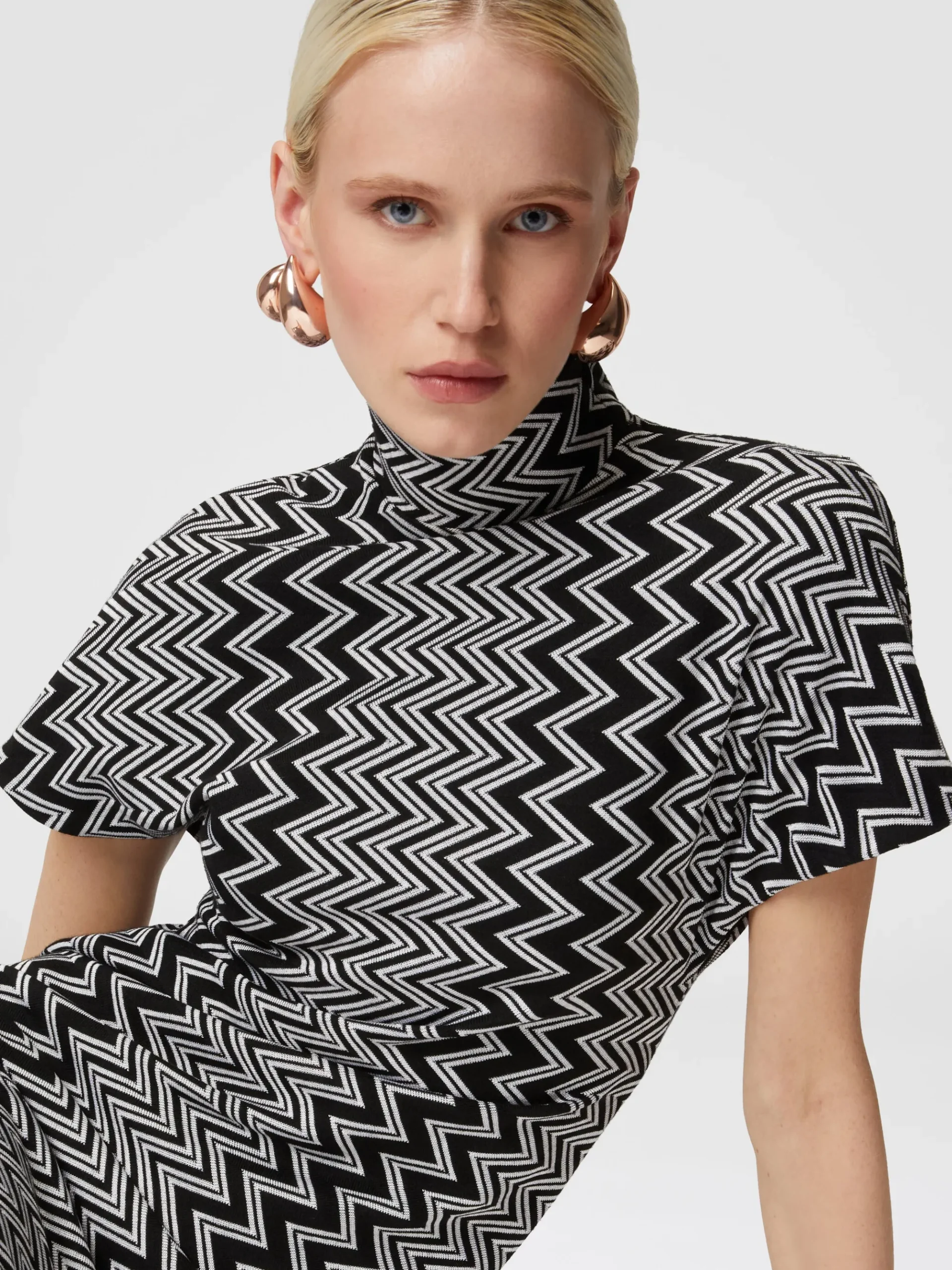 Zig zag mini-dress with sculptural sleeves