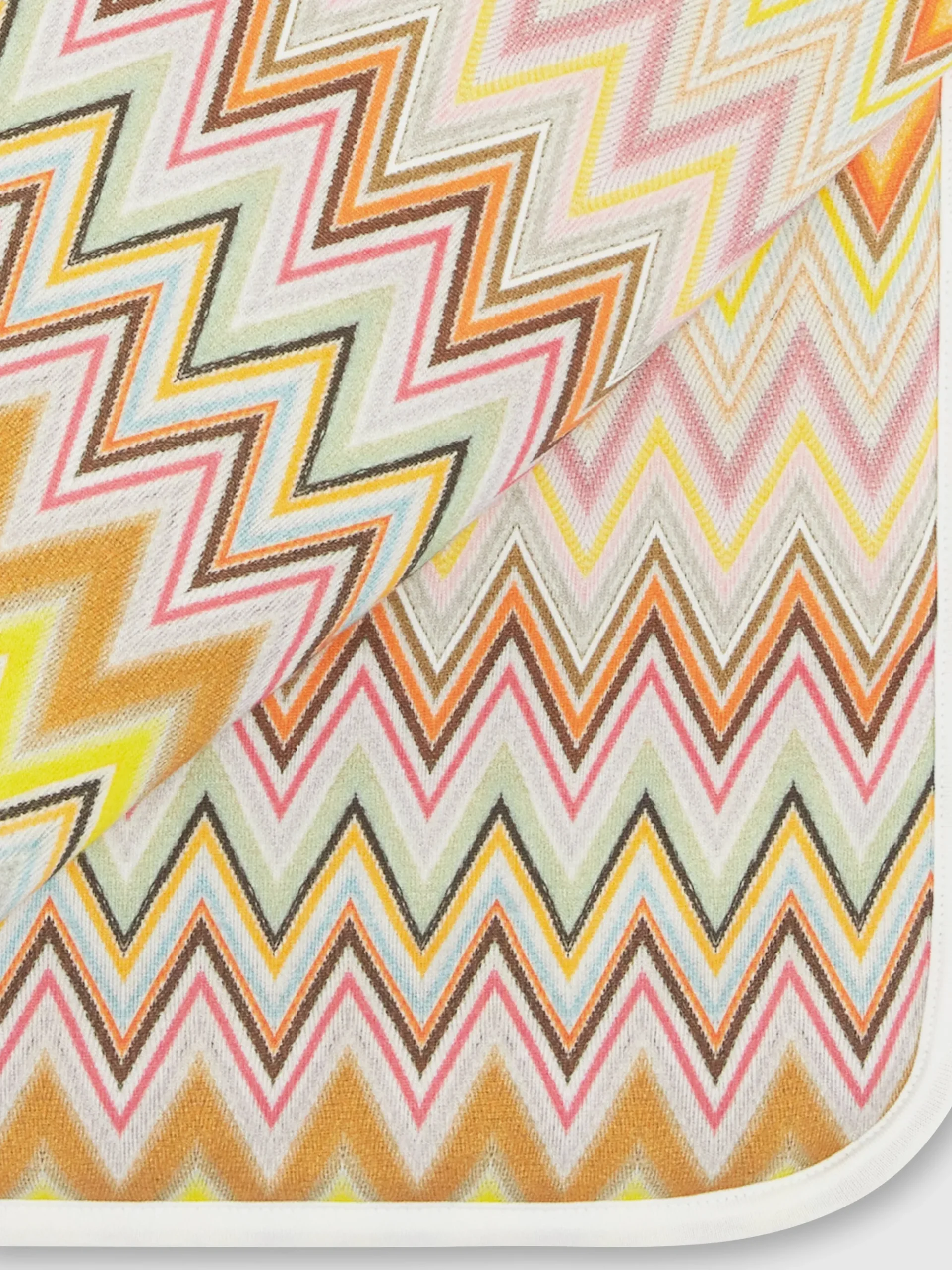 Zig zag stretch cotton blanket with contrasting piping