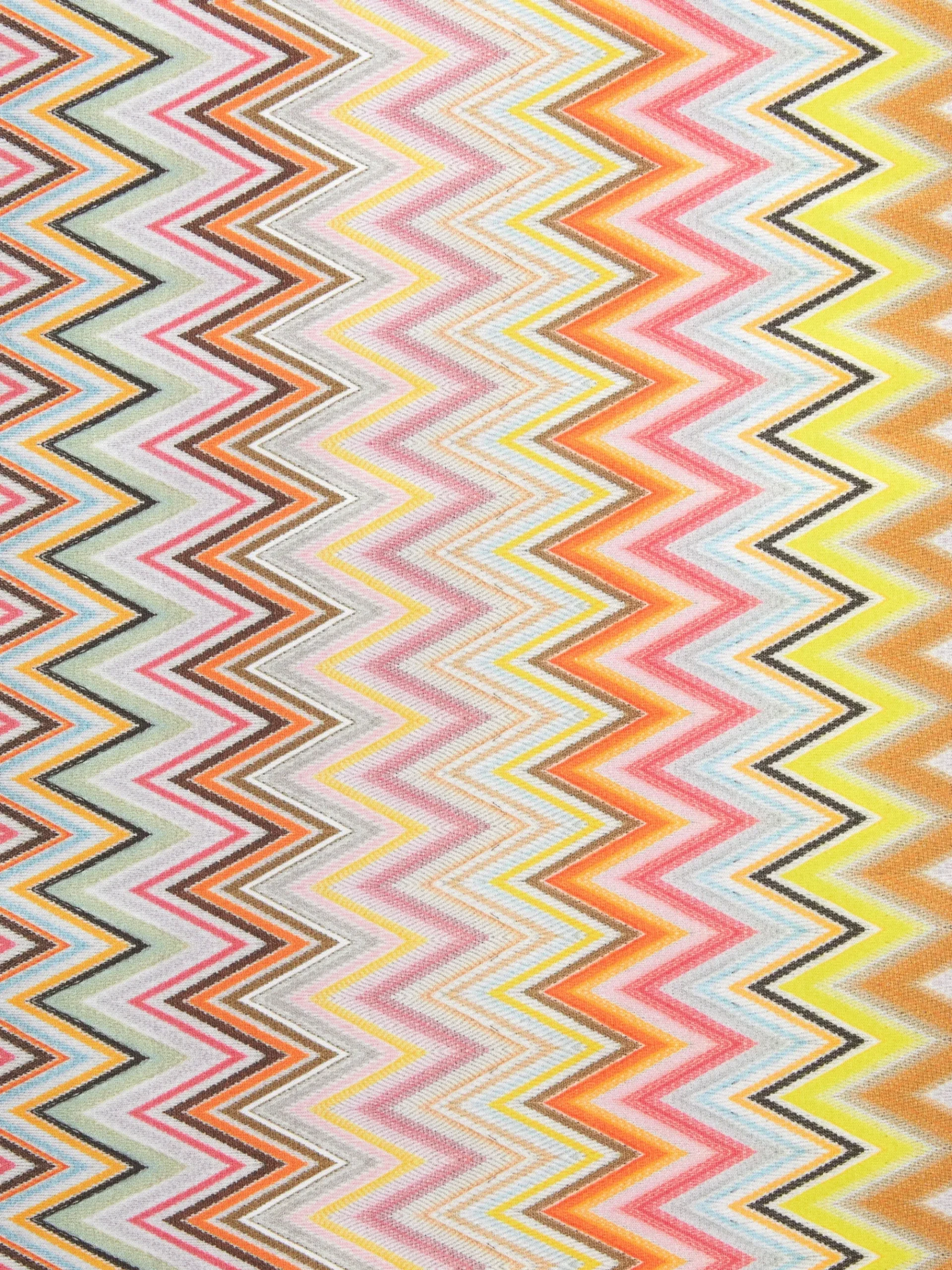 Zig zag stretch cotton blanket with contrasting piping