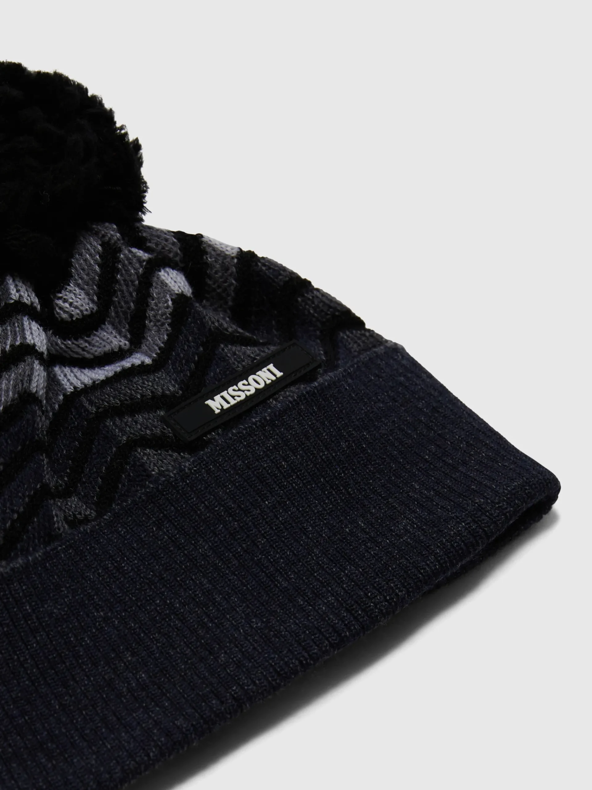 Zig zag virgin wool hat with logo and pom pom